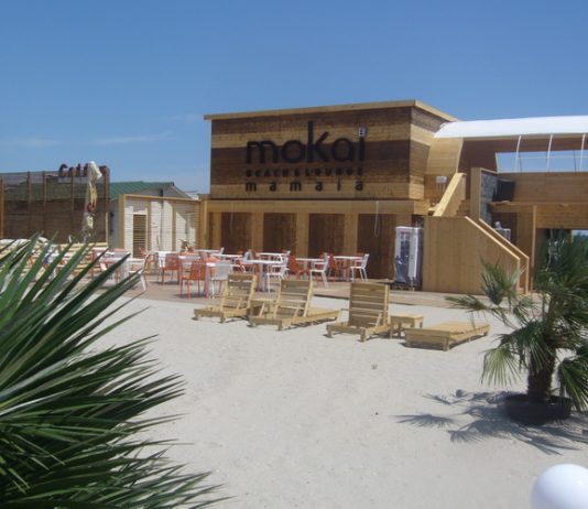 Beach bar-urile din lemn, o atracţie estivală la Mamaia